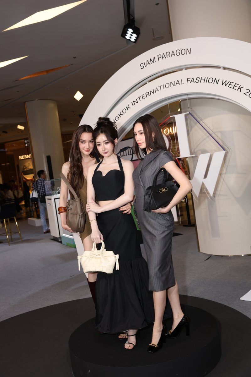 Siam_Paragon's tweet photo. #Yoko #Dianaflipo และ #pimtdao กับกระเป๋าจากแบรนด์ FUNDAO

FUNDAO "Through the New Era"

Siam Paragon Bangkok International Fashion Week 2025 at Grand Runway, Parc Paragon, Siam Paragon

#FUNDAO #SiamParagonBIFW2025 #BIFW2025 #IceAmena #pimtdao #Dianaflipo #Yoko https://t.co/mZKQYTucMG