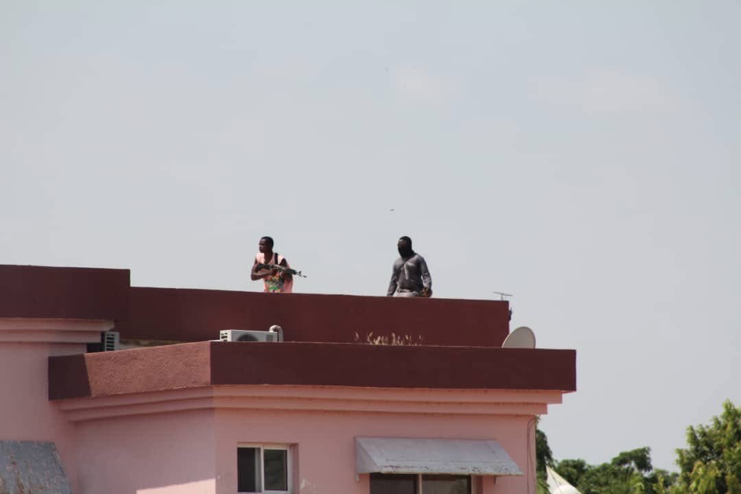 Regardez vous même comment sont habillés les snipers  qui tirent sur la résidence de ITB… <a href="/BachoJulio1/">IMAM JULIO🙏🏿</a> <a href="/DrSirani/">𝐒𝐢𝐫𝐚𝐧𝐢🍀🍉</a>  <a href="/christdjoko1/">Djoko Christian</a>