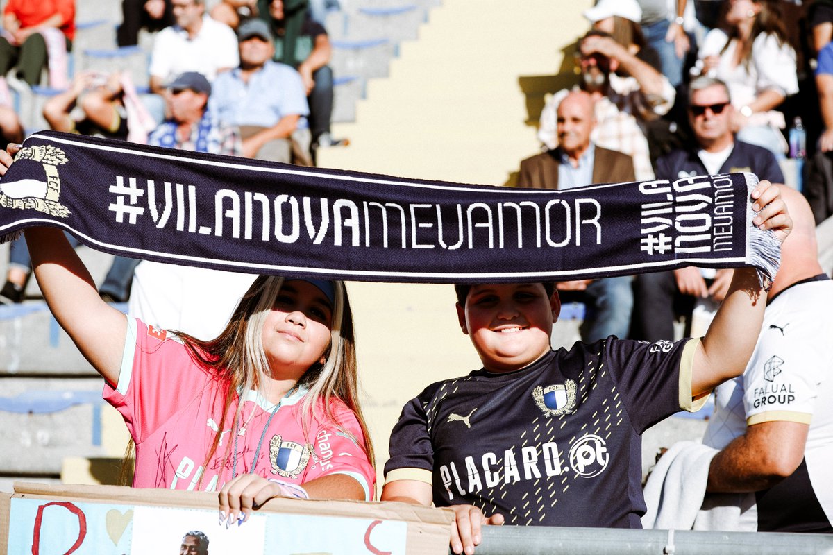 FCF1931_Oficial's tweet photo. Vestimos todos a pele de uma cidade e de um concelho 😍
📸 Visita o álbum do jogo de ontem em https://t.co/mQnys4bSbf e descarrega a tua foto
⚪️🔵 #CapitulodeAmbicao #amordeperdicao #LigaPortugal #FCFVSC https://t.co/2QOTleO98c
