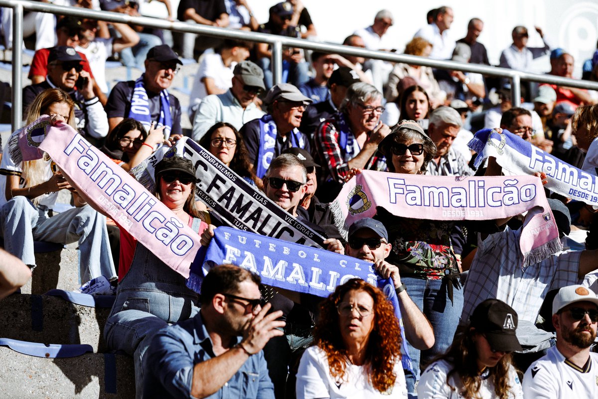 FCF1931_Oficial's tweet photo. Vestimos todos a pele de uma cidade e de um concelho 😍
📸 Visita o álbum do jogo de ontem em https://t.co/mQnys4bSbf e descarrega a tua foto
⚪️🔵 #CapitulodeAmbicao #amordeperdicao #LigaPortugal #FCFVSC https://t.co/2QOTleO98c
