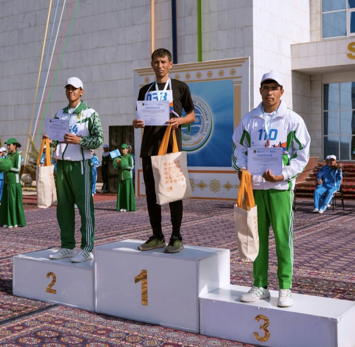As part of #UN80 celebrations across all five provinces, <a href="/UNFPA/">UNFPA</a> in 🇹🇲 led the 5km marathon in #Dashoguz. Over 300 people ran, promoting a healthy lifestyle. Winners in four categories took home medals and prizes!