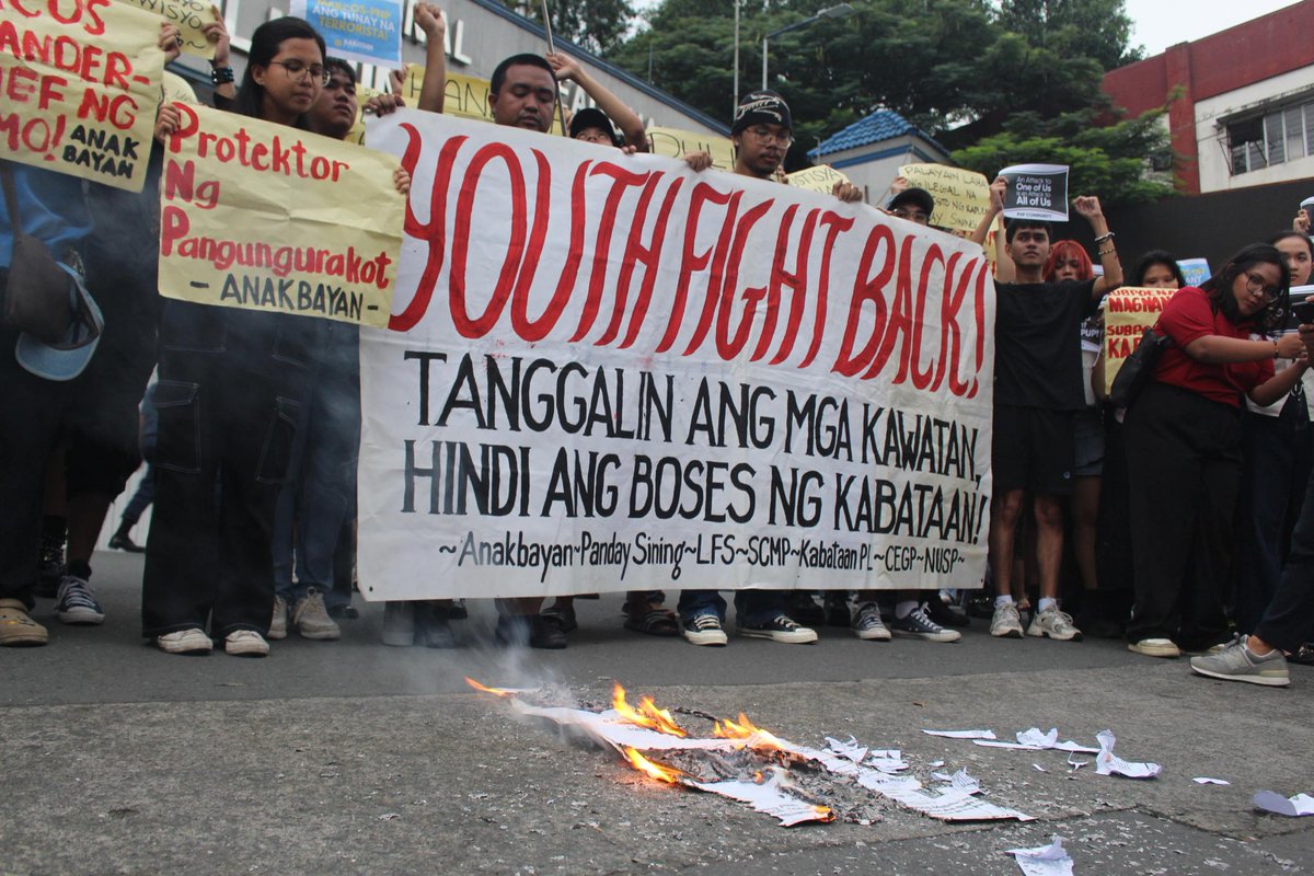 anakbayan_ph's tweet photo. YOUTH FIGHT BACK: TANGGALIN ANG KAWATAN, HINDI ANG BOSES NG KABATAAN!

Mas inuuna pa ng korap na gobyerno ni Marcos Jr. na panagutin ang mga lumalaban sa kurakot kaysa ikulong ang mga korap. 

#MarcosDuterteAlisin 
#KurakotManagot
#StopKorap https://t.co/vpZbyrx47d