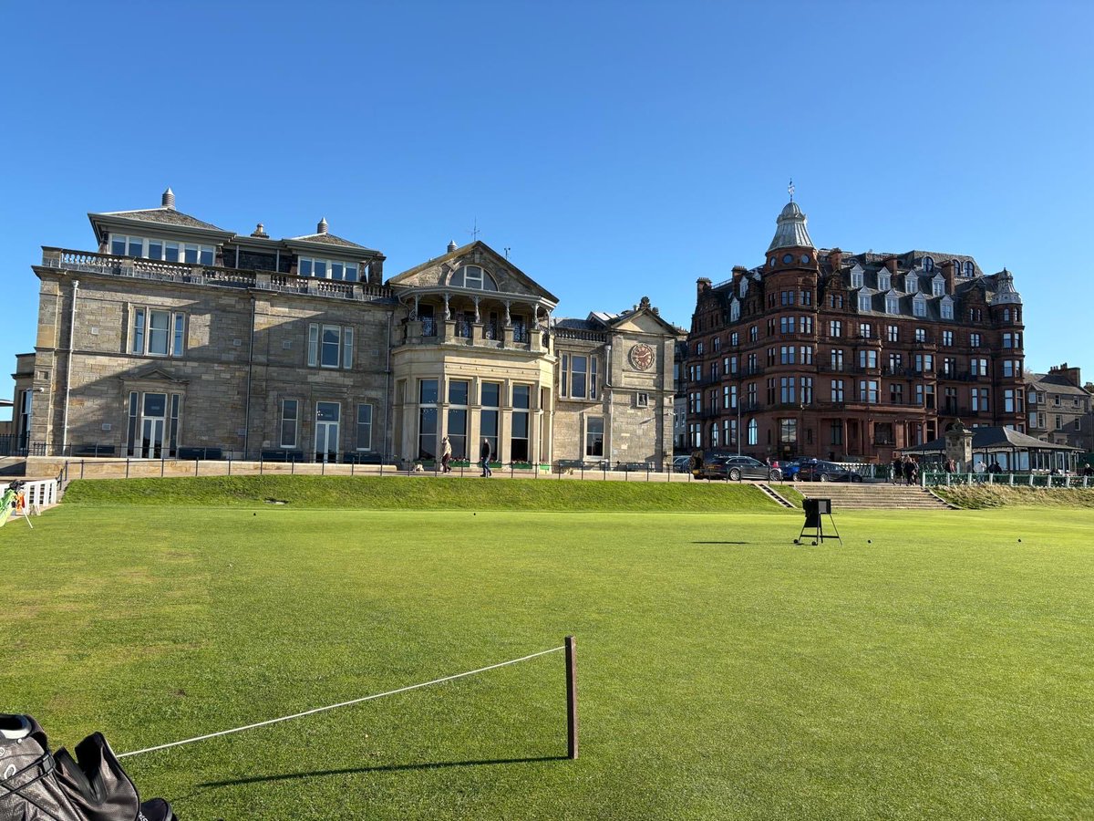 A friend just sent me this photo with the caption:

“I’m next on the tee…”

😍😍😍

#StAndrews
#HomeOfGolf
#AuldGreyToun