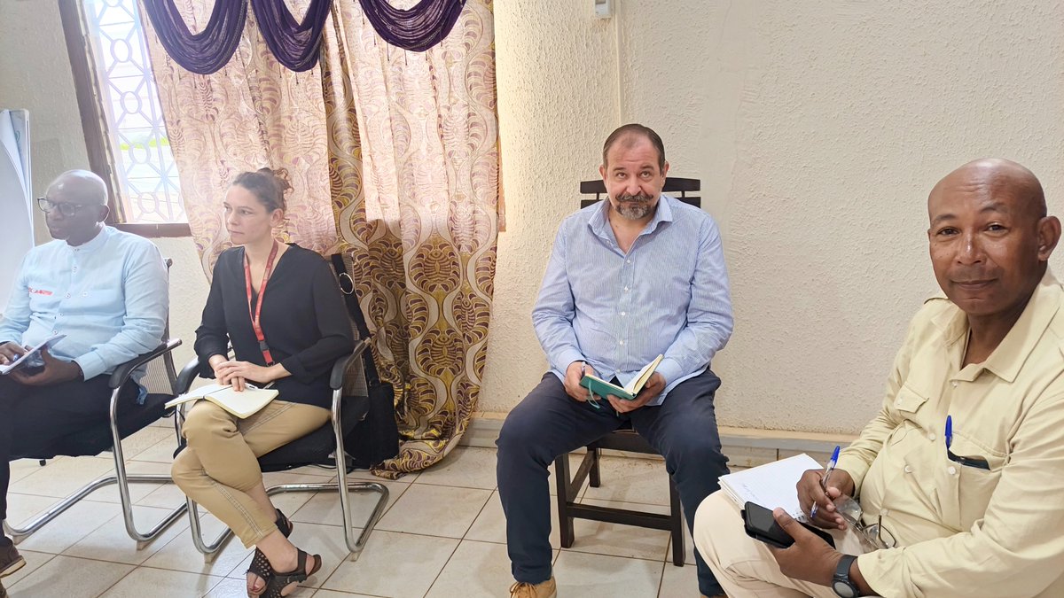 uepnddrrcaf's tweet photo. Une réunion de travail regroupant des représentants de #COMNAT-ALPC, de @UN_CAR , de @UNMAS & @uepnddrrcaf ce lundi 27 Octobre à l'#UEPNDDRR à #Bangui. Objectif, échanger sur le rôle de chaque institution impliquée dans le processus de désarmement en #RCA. #ALL4Peace #All4DDRR https://t.co/nQqwCM2g8O