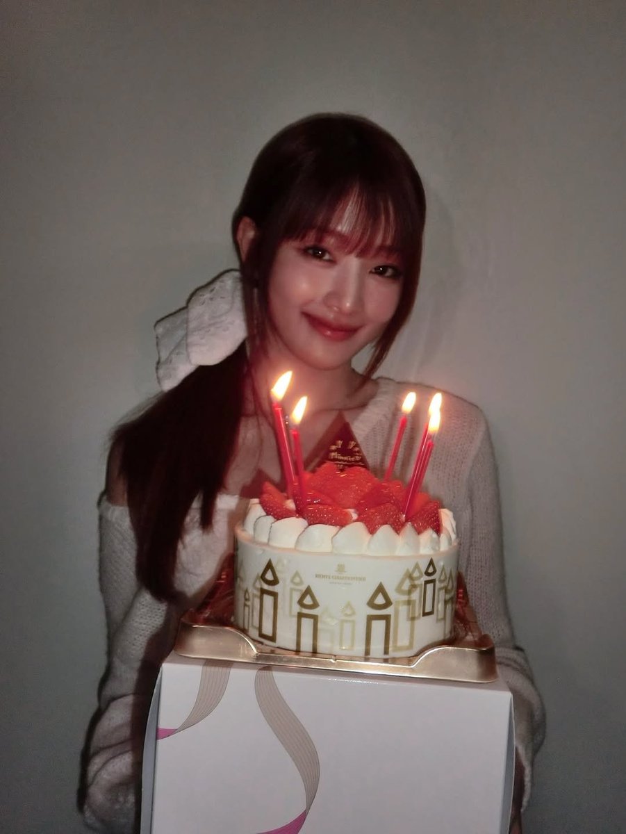 siti_kus_MINNIE's tweet photo. ⠀⠀
twenty-eight .ᐟ another year has passed with lots of lessons, laughter and tears ‹𝟹 
⠀⠀ https://t.co/2f1oXX3Bxf