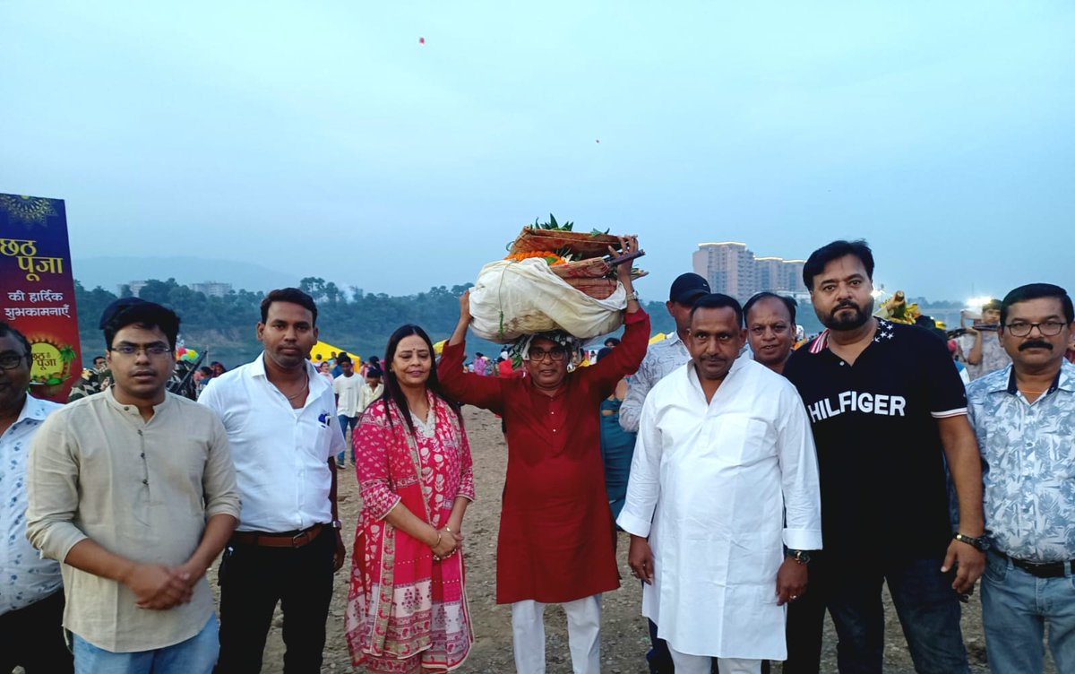 संध्या के इस पावन क्षण पर,अस्त होते सूर्य को अर्ध्य अर्पित करते हुए भगवान भास्कर से कामना हैं कि आपके जीवन में भी हर अंधकार मिटे,और नई ऊर्जा, सुख-समृद्धि तथा शांति का उदय हो।

छठ माता का आशीर्वाद आपके परिवार को स्वास्थ्य, खुशहाली और समृद्धि प्रदान करे। 🙏🌞

✨ जय छठी माई! ✨