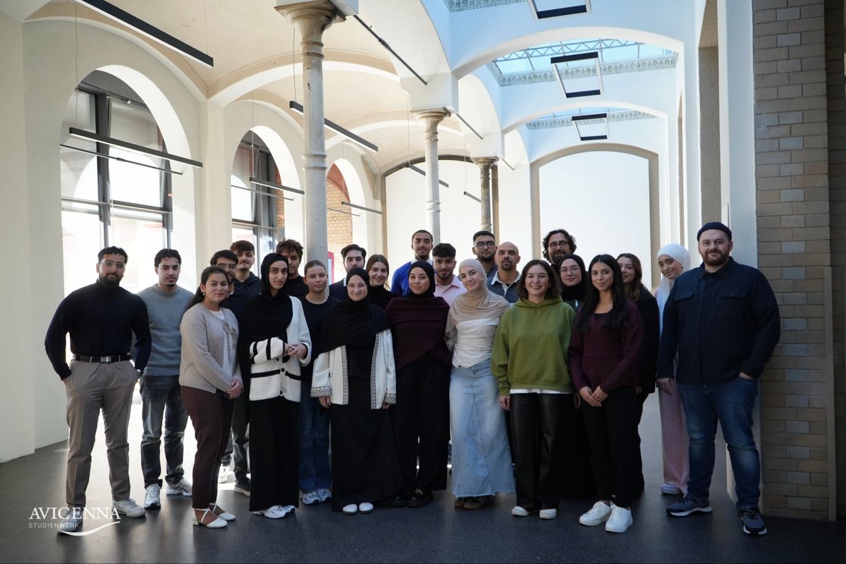 Avicenna x AG Jura

Unsere Stipendiat:innen erhielten bei Hengeler Mueller Einblicke in die juristische Praxis einer internationalen Wirtschaftskanzlei und tauschten sich mit dem <a href="/ForumRechtIslam/">ForumRechtIslam</a> über vielfältige juristische Karrierewege aus.