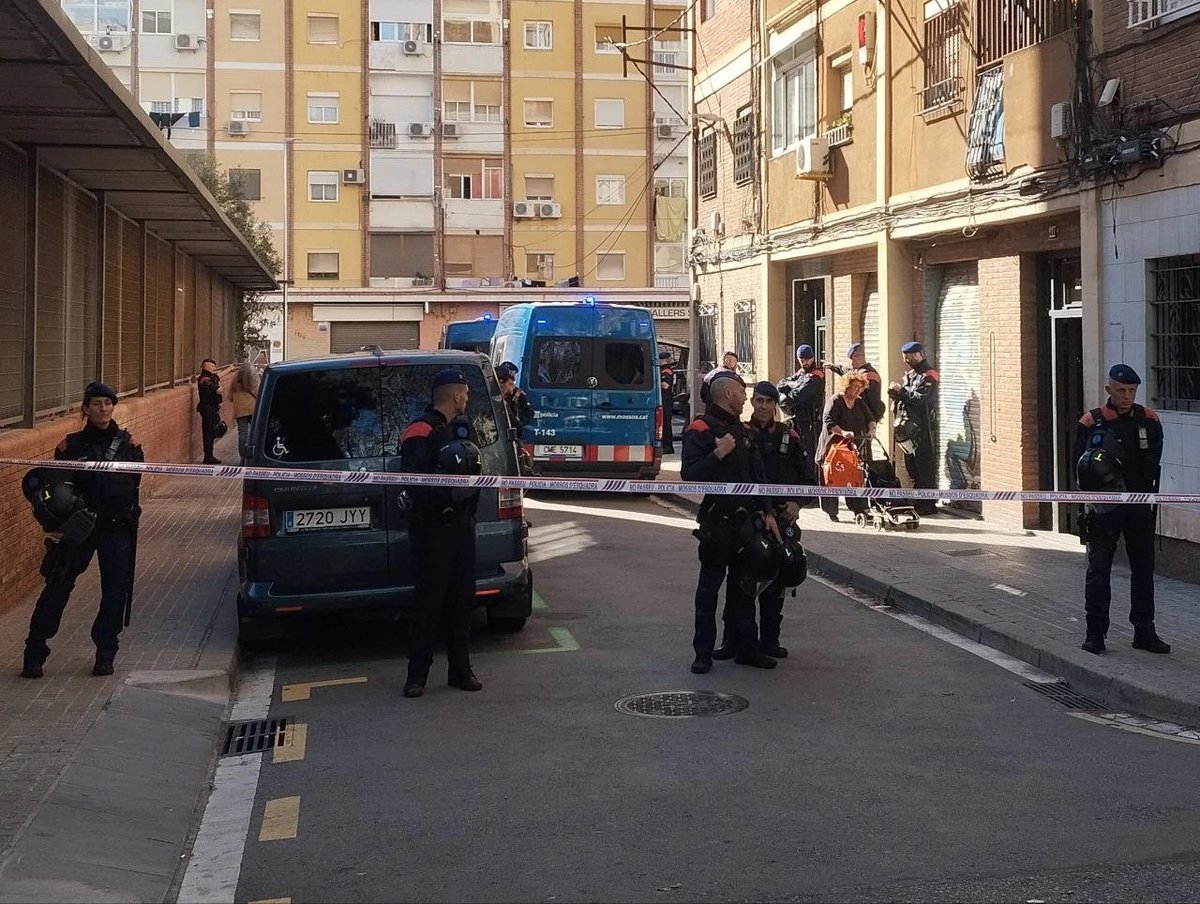 🤬 Hoy una unidad familiar de 5 personas, una con discapacidad del 99% y otra del 50% ha sido desahuciada sin ningún tipo de alternativa por no poder pagar la hipoteca.

Contad las lecheras a ver si os parece proporcionado