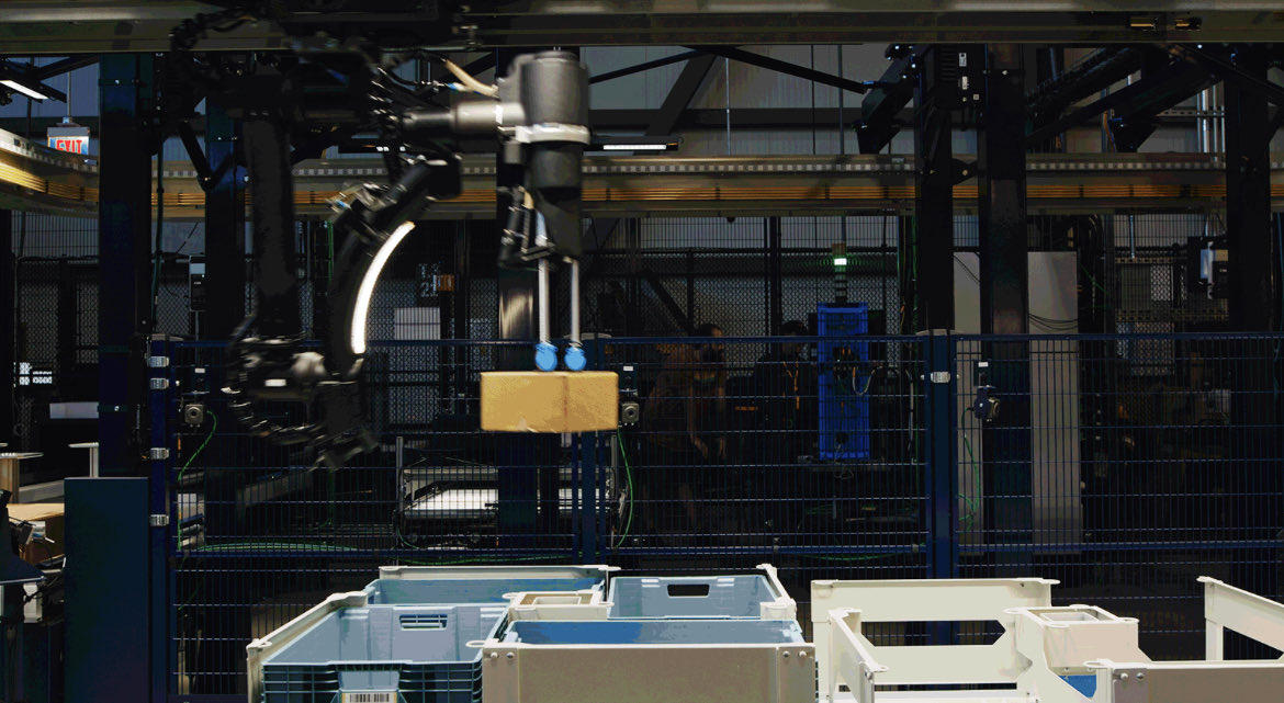 fxicom's tweet image. Amazon’dan Depolarda Yapay Zeka Dönemi! 🦾

Amazon, yeni robotu Blue Jay ve otonom yapay zeka modeli Project Eluna ile depolarda verimliliği artırıyor. Hedef: daha hızlı teslimat, daha güvenli iş ortamı.
#AmazonAI #Robotik #YapayZeka #Teknoloji #FutureTech