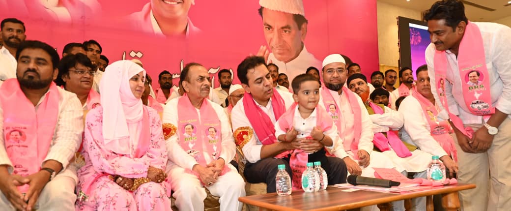 BTR_KTR's tweet image. శంషాబాద్ లో బీఆర్ఎస్ మైనార్టీ నేతలతో జరిగిన సమావేశంలో పాల్గొన్న పార్టీ వర్కింగ్ ప్రెసిడెంట్ @KTRBRS గారు.

#JubileeHillsWithBRS 
#VoteForCar