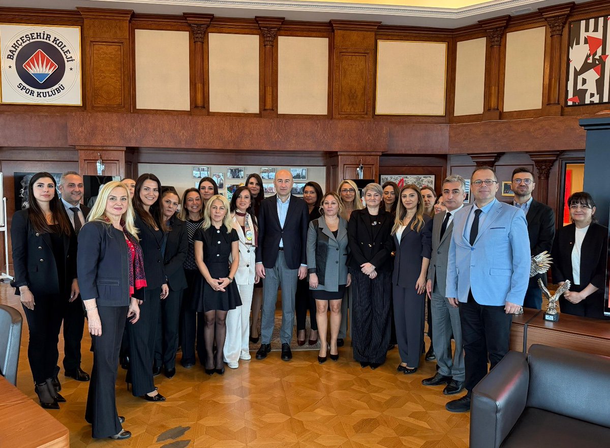 Bugün <a href="/bahcesehir_k12/">Bahçeşehir Koleji</a>  İstanbul kampüslerimizin müdürleri ve kurumsal iletişim yöneticileriyle bir araya gelerek yeni dönemin planlamasına başladık. Görüş ve katkılarıyla sürece değer katan tüm yöneticilerimize teşekkür ediyorum.
Yeni dönemde de eğitim için birlikte çalışmaya,