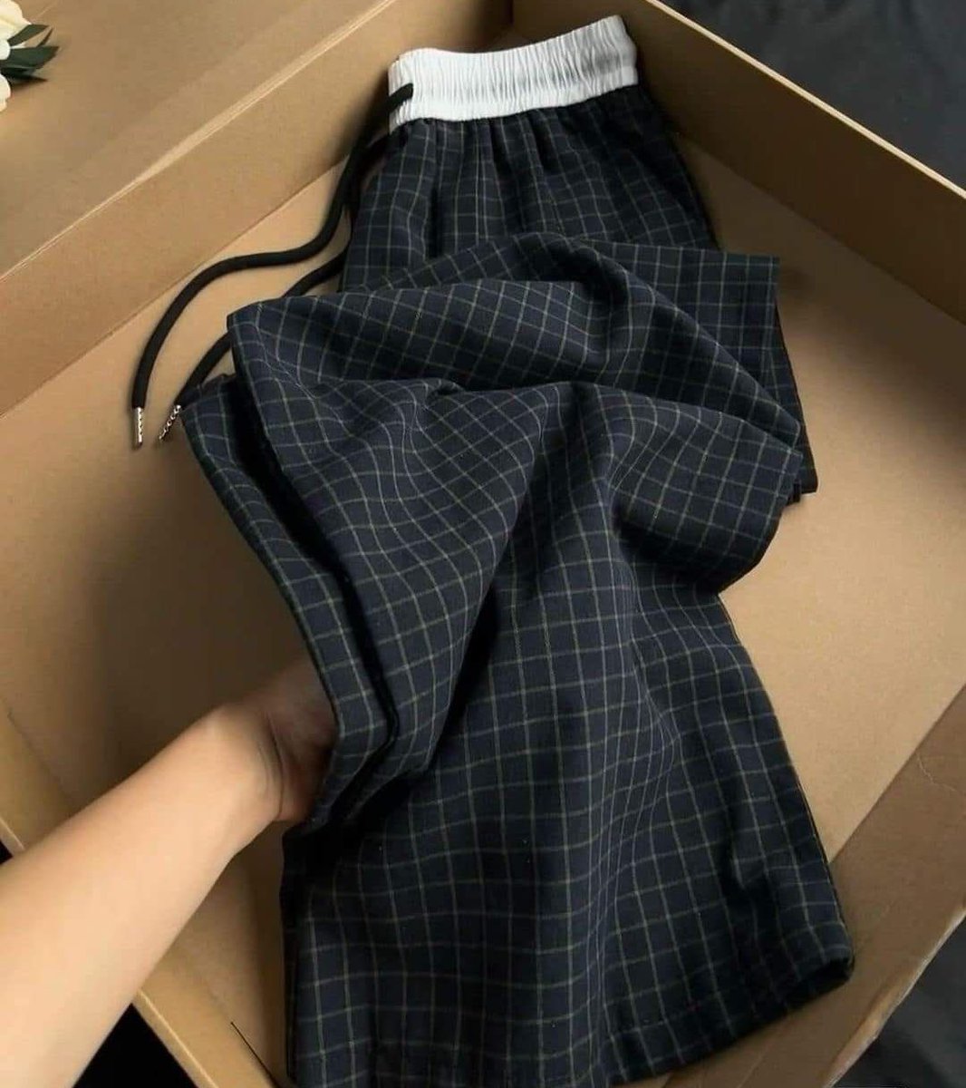 racunincenter's tweet photo. pretty stripe pants 

— a thread https://t.co/kIc1FbleVU