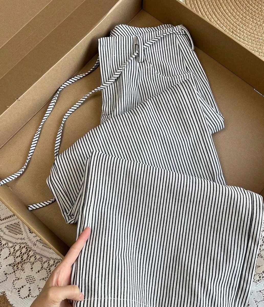 racunincenter's tweet photo. pretty stripe pants 

— a thread https://t.co/kIc1FbleVU
