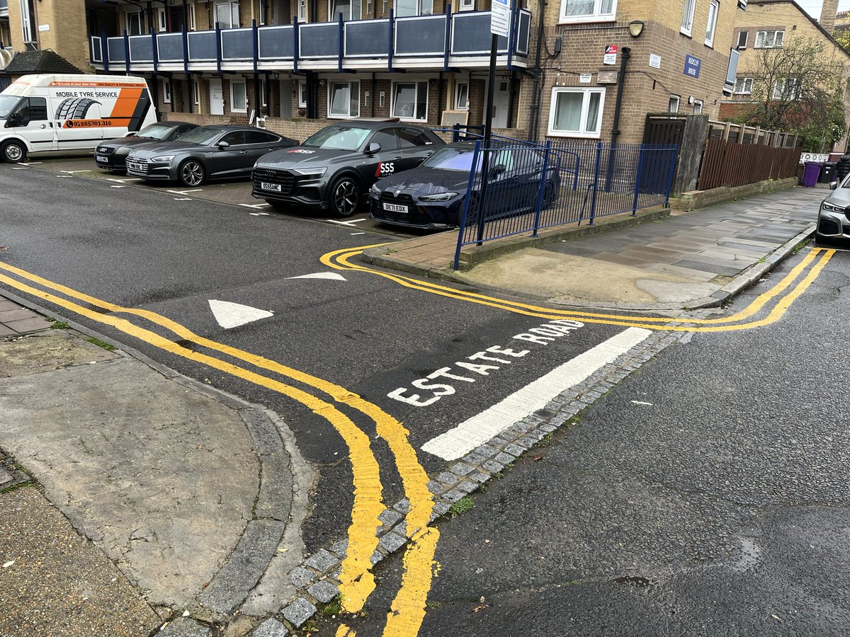 🎉🎉SUCCESS🎉🎉

A dropped kerb has been put in place here, which now enables people who use a wheelchair to cross this entrance way to a resident’s car park.

<a href="/BetterStreetsTH/">Better Streets for Tower Hamlets</a> <a href="/THLivingStreets/">Tower Hamlets Living Streets</a> 

#AccessibleStreets 🧑‍🦽🧑‍🦼🧑‍🦯