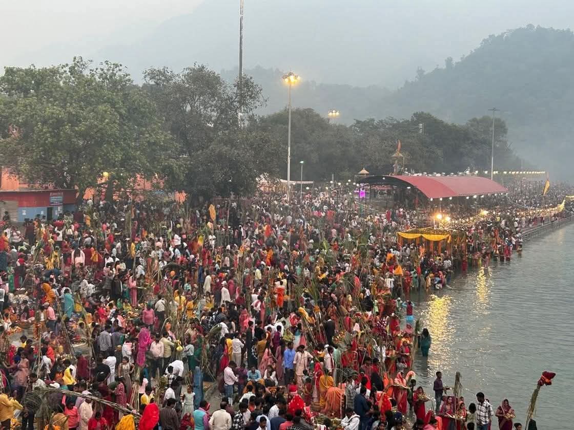 छठ पर्व पर अस्तांचल सूर्य उपासना के लिए गंगा के घाटों पर उमड़ी बिहार वासियों की भीड़
जात पात वालों जरा बताओ तो 
कितने यादव कितने कुर्मी कितने ब्राह्मण कितने छतरी कितने दलित कितने वैश्य कितने अगड़े कितने पिछड़े ?
या सनातन है और उसी का सागर है 🚩