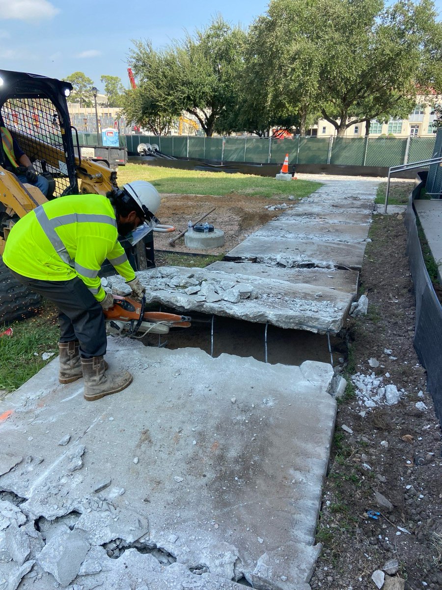 QRecycling_'s tweet photo. 👷‍♂️ Back on campus. Back in action.
QRCS is back at the UH Outdoor Fitness Center — full steam ahead 💥
#QRCS #UHFitness #CougarNation #CampusConstruction https://t.co/kwPFj6a6k5