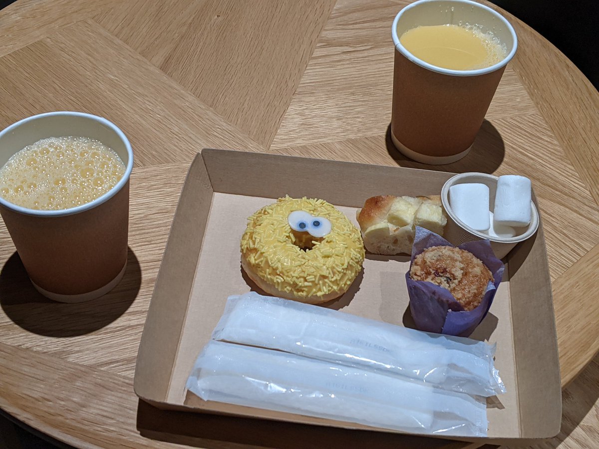 新婚旅行ホテルラウンジ夜食