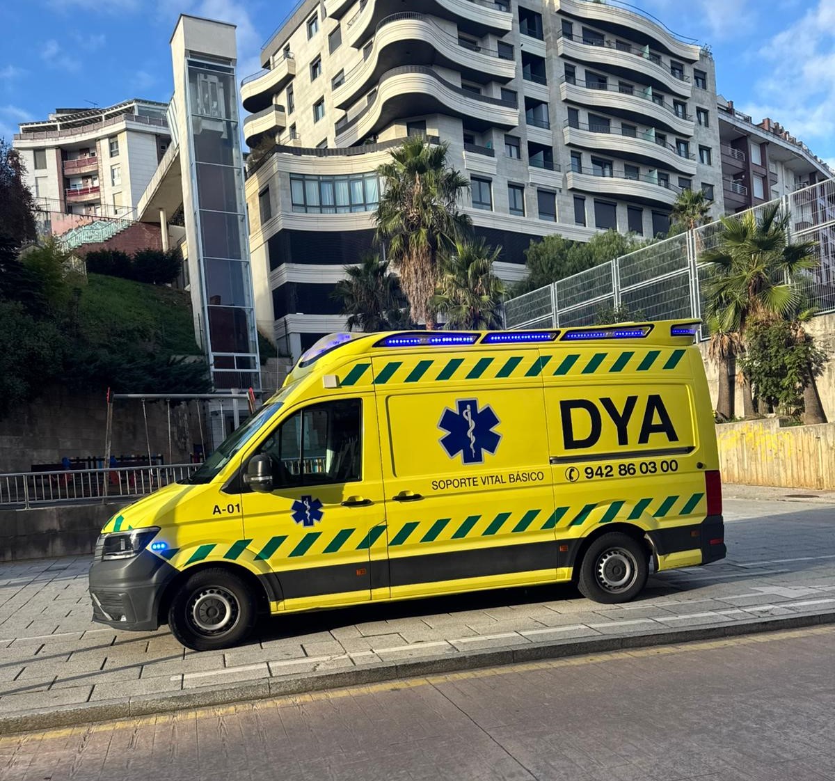 9:03 Urgencia domiciliaria #Castrourdiales Solicitan ambulancia SVB #DYA por persona mayor mareada y con malestar. Tras valoración y oxigenoterapia, traslado al CS La Barrera por problemas respiratorios.