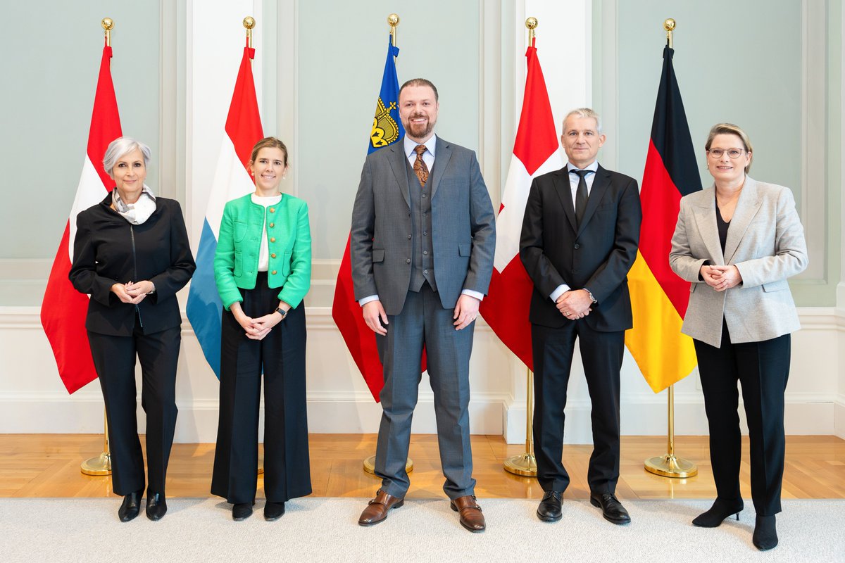 Justizministerinnen und Justizminister aus 🇨🇭🇩🇪 🇦🇹 🇱🇺 🇱🇮 haben sich in #Vaduz zu Gesprächen getroffen. BR <a href="/beat_jans/">Beat Jans</a> betonte dabei die Bedeutung einer modernen, effizienten und zugänglichen Justiz, die den gesellschaftlichen Entwicklungen Rechnung trägt.
news.admin.ch/de/newnsb/ula1…