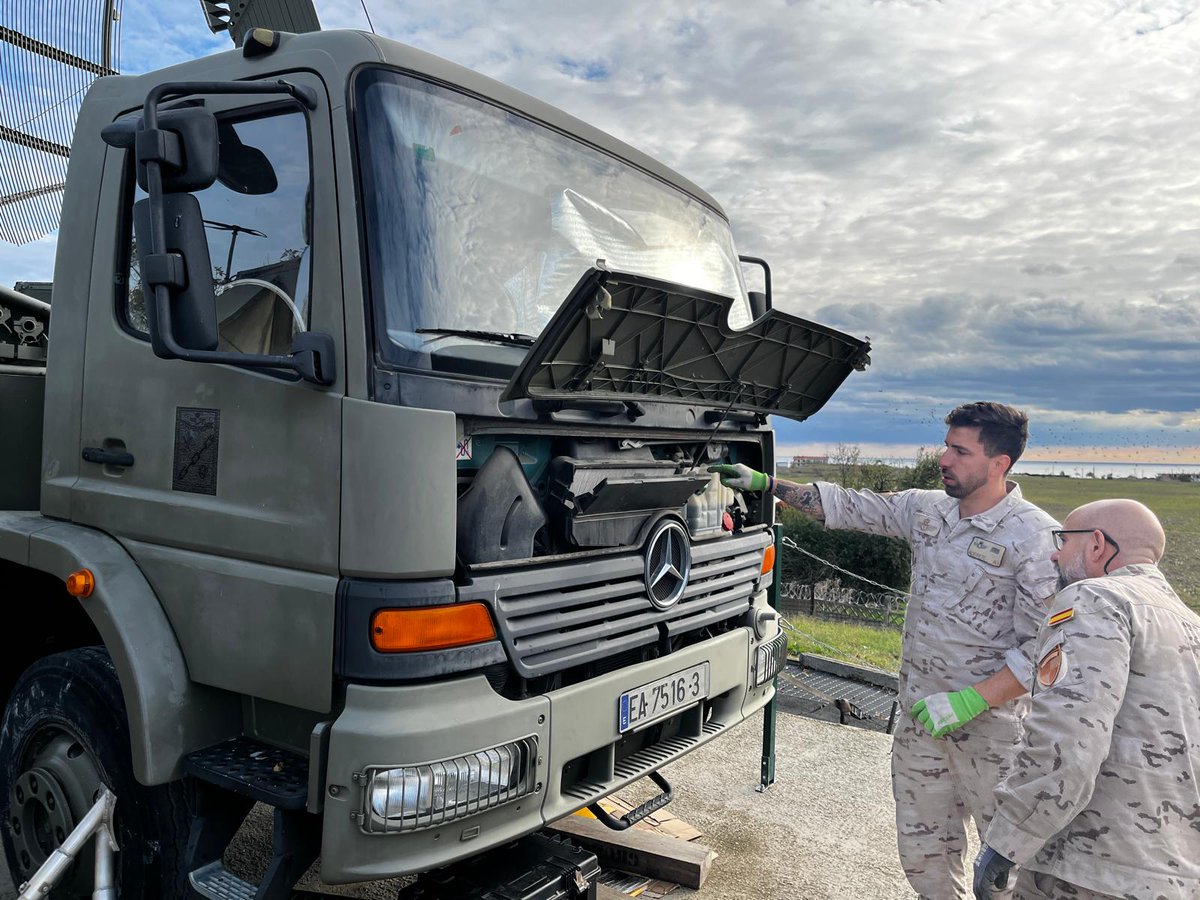 EMADmde's tweet image. #BuenosDías. El personal del #DATTIGRU, desplegado en Rumanía para reforzar la seguridad del espacio aéreo de la @NATO , mantiene en perfecto estado los vehículos asignados al contingente. #MOPS @EjercitoAire