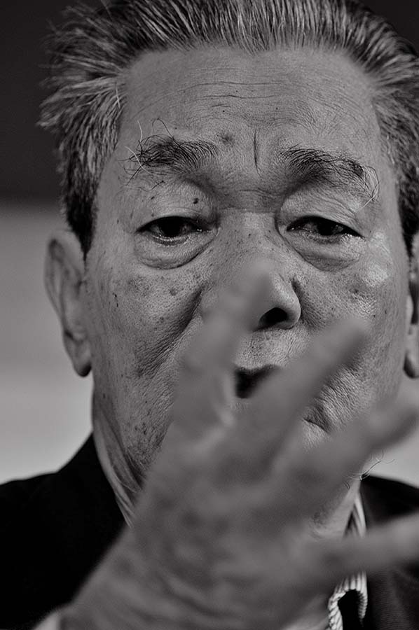 マレー半島各地でも華僑虐殺が相次いだ。7歳のショー・ブンホーさんは両親弟妹と港町から内陸部に避難。日本軍はトラックで乗り付け「食糧を配給する」と住民を広場に集め銃剣で殺戮したという。身重の母がショーさんを咄嗟にかばった。82年、ショーさんたちは大量の頭蓋骨などを掘出した。2012年没