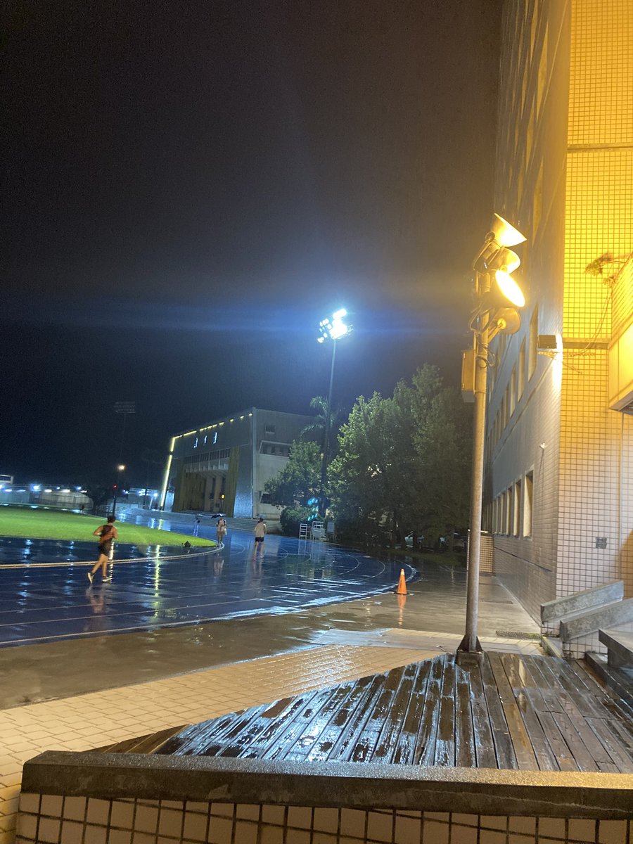 真的好喜歡坐在這裡聽音樂吹風
（但雨真的可以停了謝謝😇