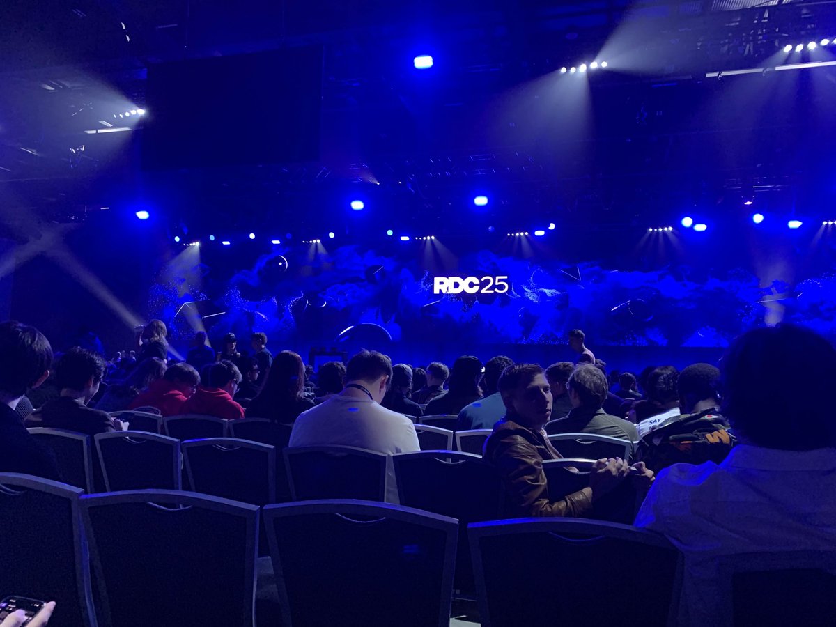 Fahne13's tweet image. Just realized I never posted RDC/USA pics 😅
It was so surreal to finally meet people I&apos;ve been talking to online for years in person

#Roblox #RobloxDev