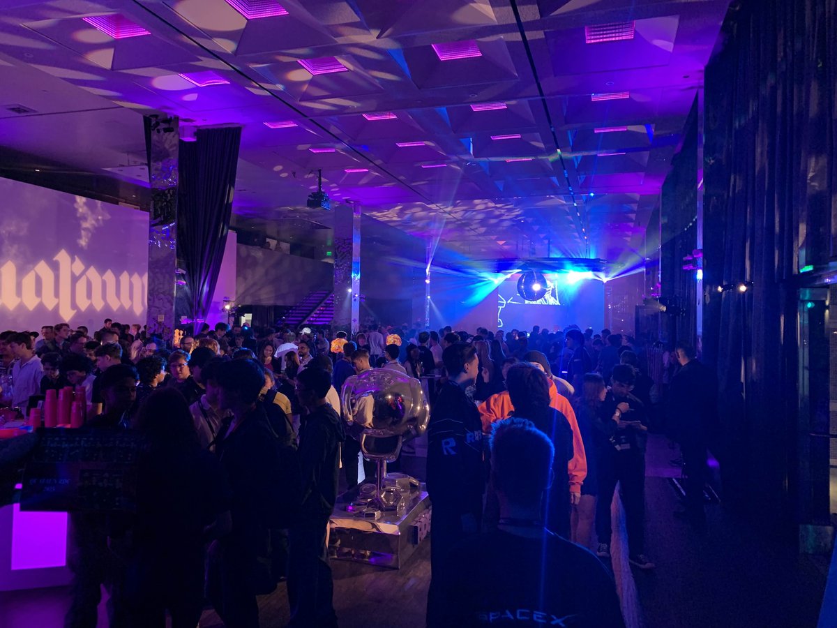 Fahne13's tweet image. Just realized I never posted RDC/USA pics 😅
It was so surreal to finally meet people I&apos;ve been talking to online for years in person

#Roblox #RobloxDev