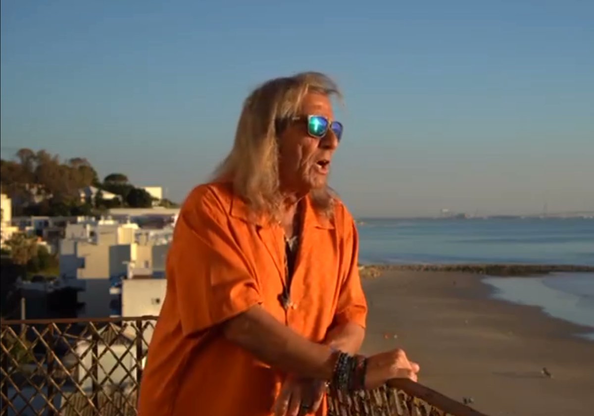 ANTONIO REGUERA, leyenda bohemia del rock de Cádiz, es un máquina alucinante. Recibe un homenaje y, ante la plana mayor de la ciudad, se dedica a narrar una aventura en la aduana de Ceuta, con perros policías y maderos suspicaces. Puro Furry Freak Brothers youtu.be/tsE0Q4VuhWE?si…