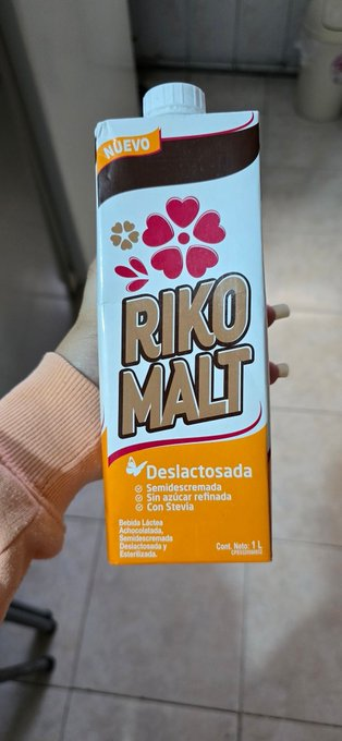 señor con uñas postizas y suéter rosado afirma que el riko malt deslactosado es para "hombres" y no entiende porque le dicen gay...