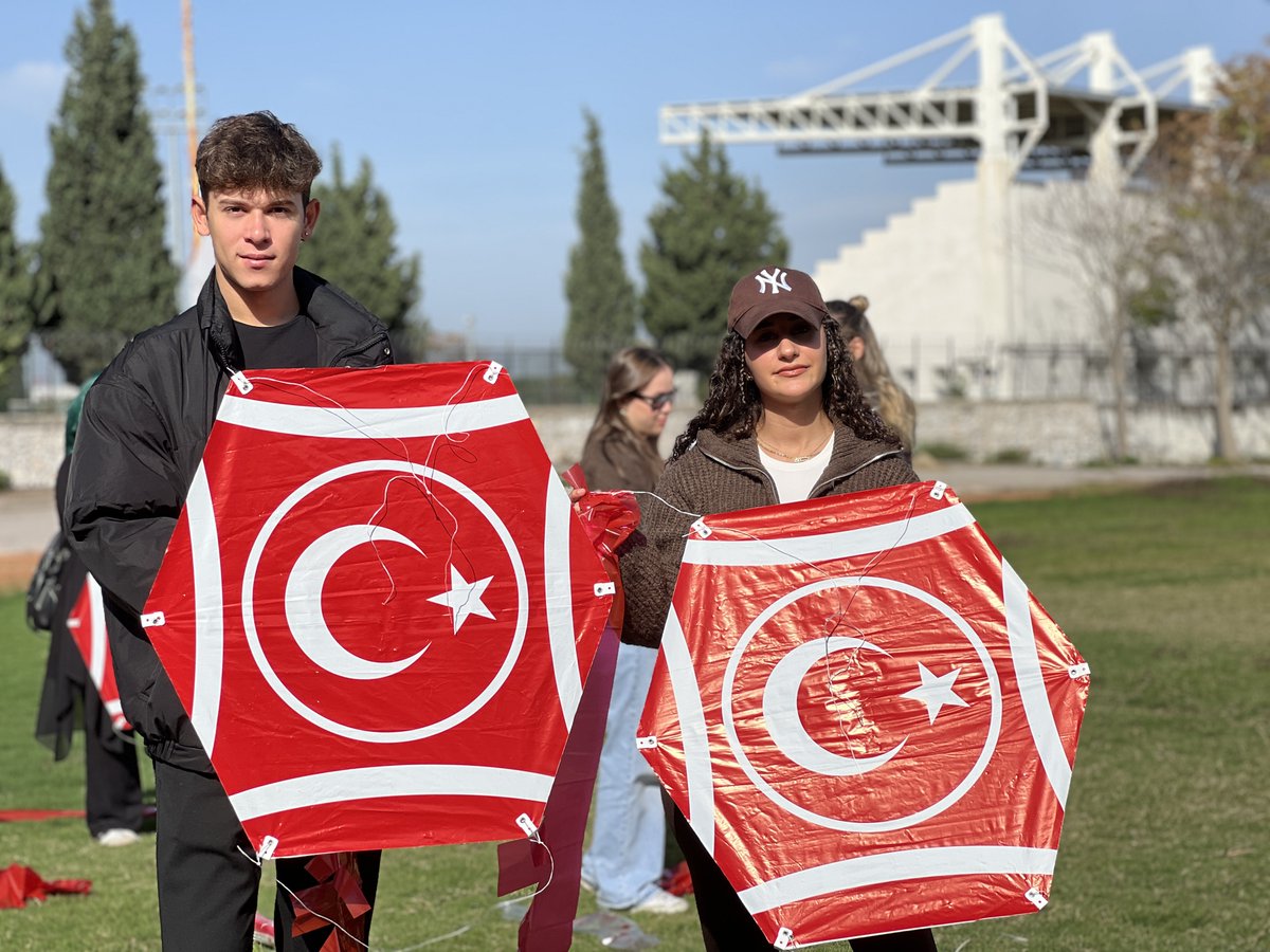 <a href="/GSB_75YilGM/">75. Yıl Gençlik Merkezi</a> <a href="/OA_BAK/">Dr. Osman Aşkın Bak</a> <a href="/gencliksporbak/">Gençlik ve Spor Bakanlığı 🇹🇷</a> <a href="/ozturkyunus45/">Yunus ÖZTÜRK🇹🇷</a> Cumhuriyetimizin 102. Yılı: Uçurtma Şenliği 🪁🇹🇷 Manisa Celal Bayar Üniversitesi Spor Bilimleri Fakültesi, <a href="/GSBSehzadelerGM/">Şehzadeler Gençlik Merkezi</a>  ve <a href="/GSB_75YilGM/">75. Yıl Gençlik Merkezi</a>  olarak Cumhuriyetimizin 102. yılı kutlamaları kapsamında düzenlediğimiz Uçurtma Şenliği büyük bir coşkuyla gerçekleşti.