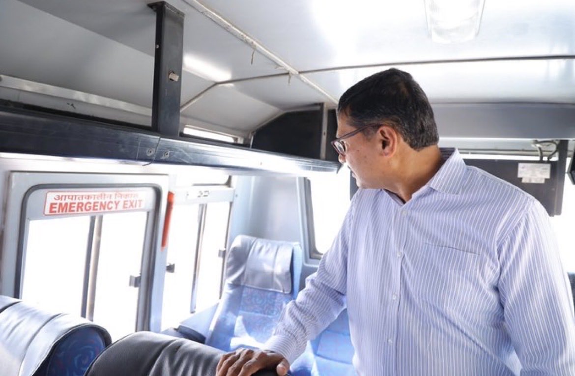 PAINDLAVAMSHI24's tweet image. Following the #Kurnoolbusfire, @TSRTCHQ MD Y. Nagi Reddy inspected #Miyapur Depot today. 🚌
He reviewed #fire detection, suppression, and evacuation systems, stressing that #RoadSafety is the top priority for passenger safety. 🙏
#Telangana #TGSRTC #Bus #Accident #safety #Safety