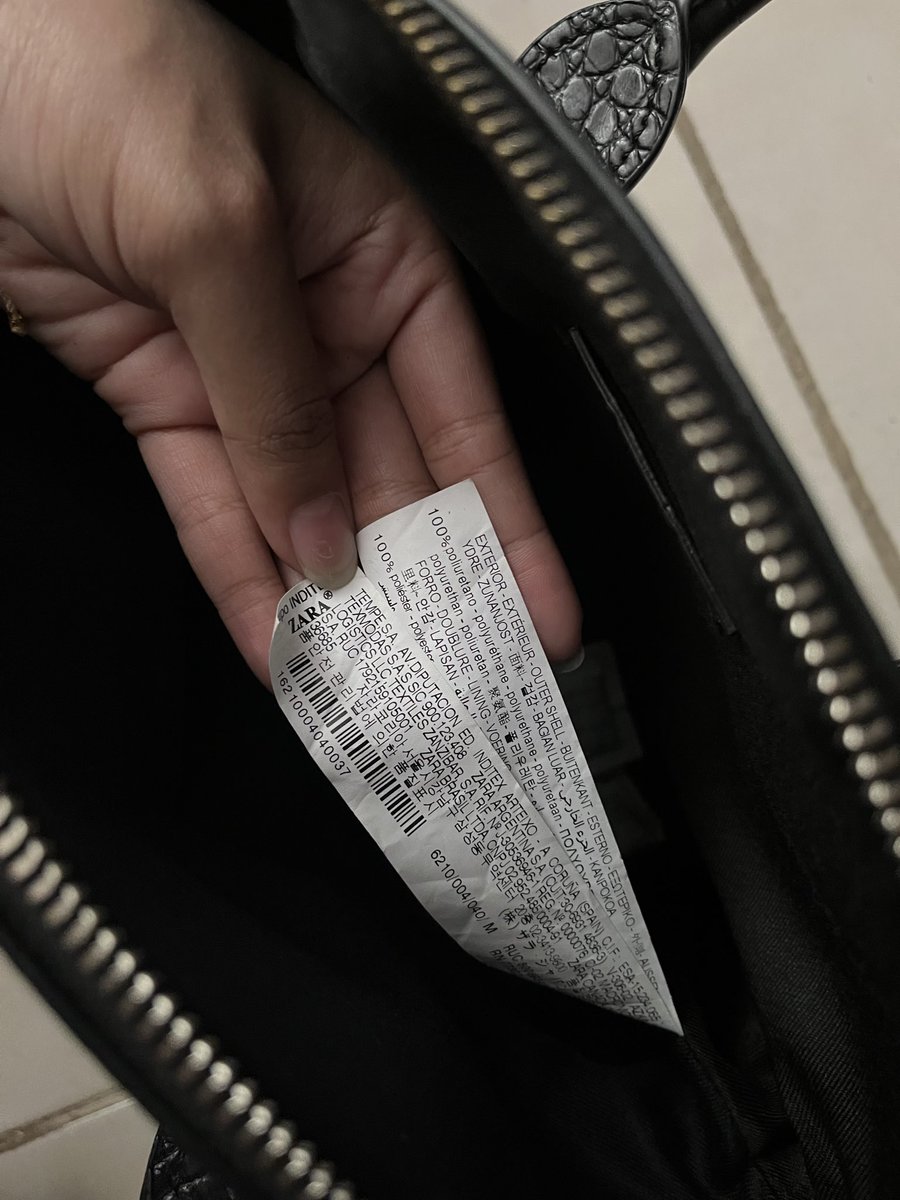 dsberesinlemari's tweet photo. ZARA Croco Bag, official store yaa!! minusnya ada bagian yang terkelupas sedikit lainnya okee banget!! ada tali panjangnya juga.
adakah yang minatt? Rp 90.000 (boleh nego yaa) bisaa free ongkir oren!!😃🍊 https://t.co/mVE71ankvw