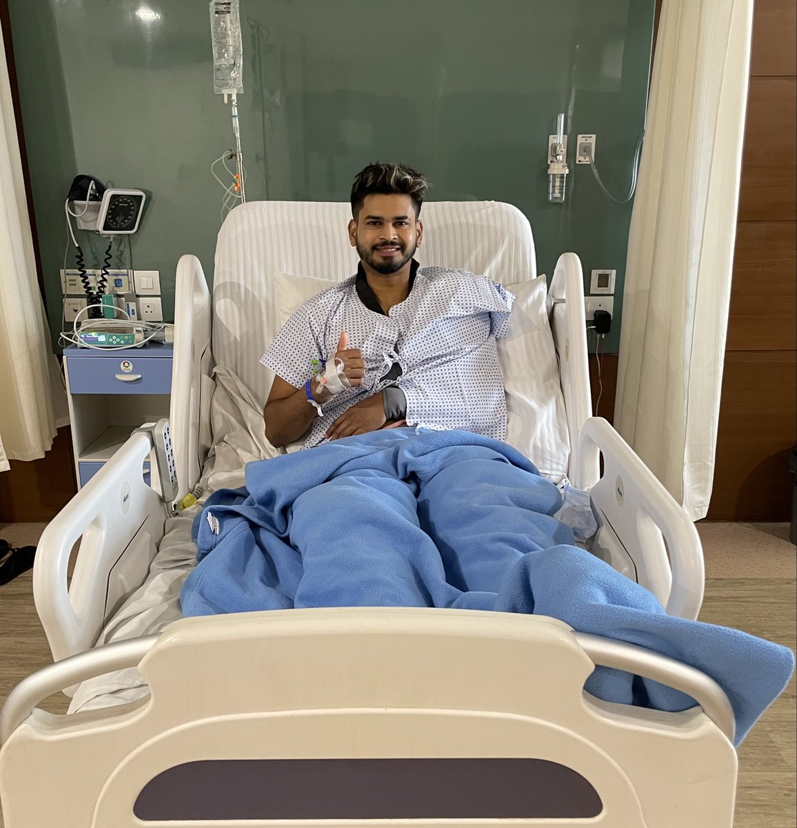 SelflessCricket's tweet image. 🚨🔴 Shreyas Iyer is safe.

He is out of the ICU after a spleen injury and is in stable condition now. | Reported by Cricbuzz.