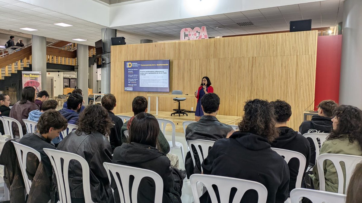 MalditaEduca's tweet photo. 🧐💪Hoy estuvimos en la Facultade de comunicación de la @uvigo hablando sobre la importancia de frenar, activar el pensamiento crítico, verificar e identificar las narrativas desinformadoras para que no te la cuelen. #Iberifier #GlobalMILWeek https://t.co/9D9ROe2z44