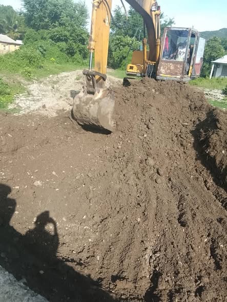 CMKXDigital's tweet image. Brigadas de ingeniería realizaron en la jornada de este domingo,  acciones preventivas en: #RíoCauto, (5 Palmas) y #Pilón, ante el inminente impacto del #HuracánMelissa por el oriente cubano.
📸Empresa de Construcción y Montaje de Granma
#TemporadaCiclónica
#PreparadosYAlertas