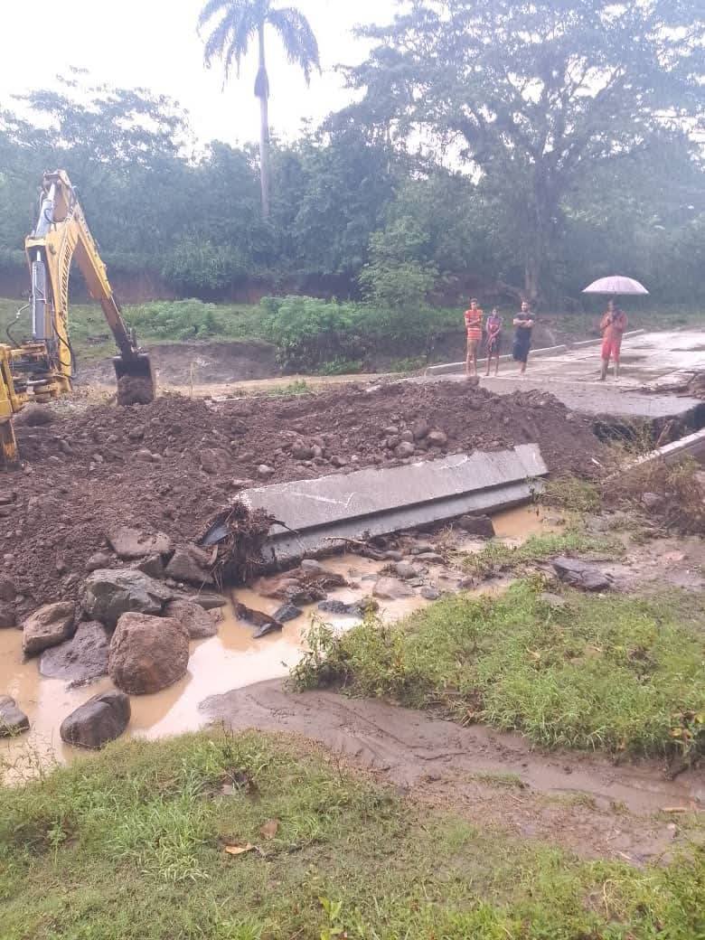 CMKXDigital's tweet image. Brigadas de ingeniería realizaron en la jornada de este domingo,  acciones preventivas en: #RíoCauto, (5 Palmas) y #Pilón, ante el inminente impacto del #HuracánMelissa por el oriente cubano.
📸Empresa de Construcción y Montaje de Granma
#TemporadaCiclónica
#PreparadosYAlertas