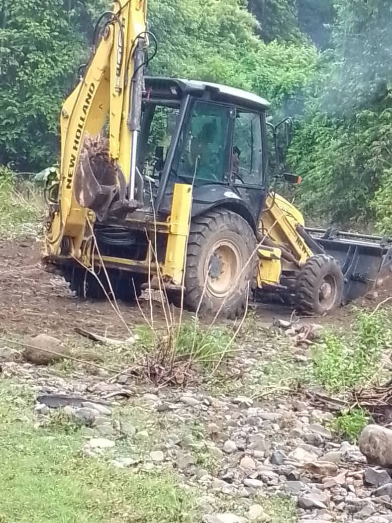 CMKXDigital's tweet image. Brigadas de ingeniería realizaron en la jornada de este domingo,  acciones preventivas en: #RíoCauto, (5 Palmas) y #Pilón, ante el inminente impacto del #HuracánMelissa por el oriente cubano.
📸Empresa de Construcción y Montaje de Granma
#TemporadaCiclónica
#PreparadosYAlertas