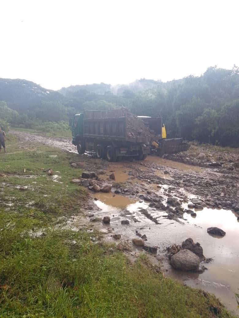 CMKXDigital's tweet image. Brigadas de ingeniería realizaron en la jornada de este domingo,  acciones preventivas en: #RíoCauto, (5 Palmas) y #Pilón, ante el inminente impacto del #HuracánMelissa por el oriente cubano.
📸Empresa de Construcción y Montaje de Granma
#TemporadaCiclónica
#PreparadosYAlertas