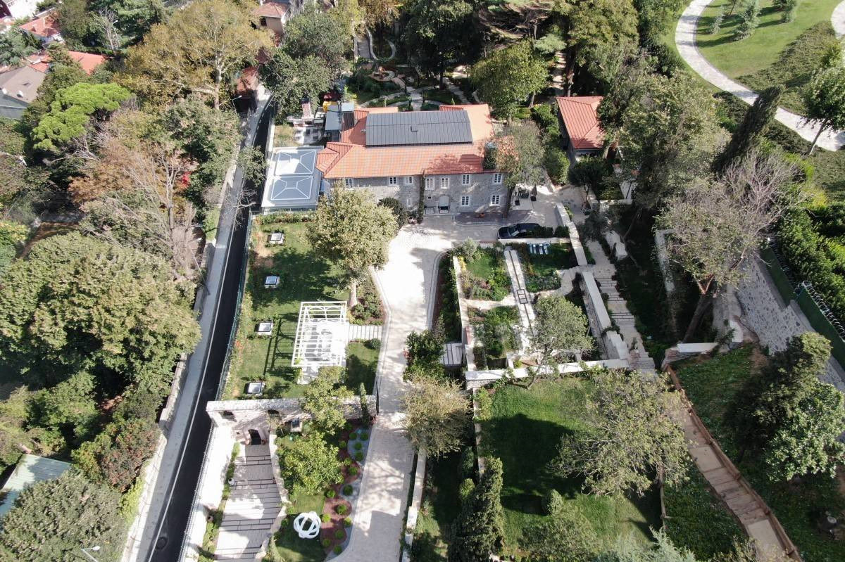 Aşağıda gördüğünüz İbb’ye ait boğazdaki lüks mülk, İstanbul halkının milyonlarca lirasıyla Ekrem için özel olarak restore edilip kullanımına sunuldu. 
Burasının derhal boşaltılması gerekiyor..