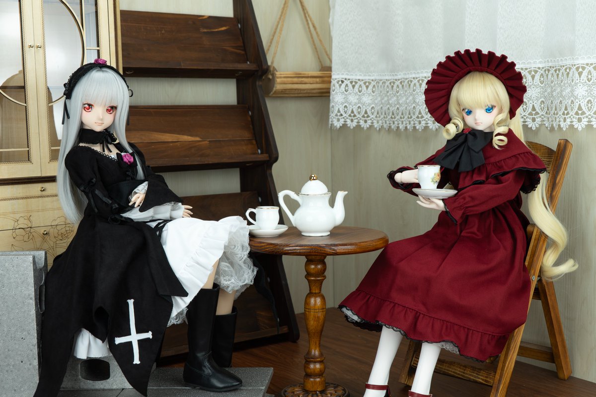 一年多前刷到有人釋出薔薇少女的自製圖，我自己合成後就自己留著當Chrome的桌面圖，今天就試著模仿該圖拍照，不過礙於素體，水銀燈只能盡量了。
PS：如果有版權糾紛會移除圖片。
#抹茶專門店AM
#薔薇少女
#RozenMaiden
#水銀燈
#真紅