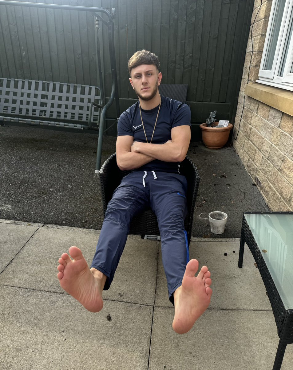 Sat relaxing in the garden whilst ur slaving away at work 😂😂

How do them pot noodles taste? I’ve just had steak for dinner. Now send me ur wage loser and thank me for it. #findom #paypig #cashmaster #cashmeet #cashfag