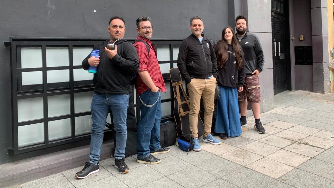 Después de 21 años el sábado volví a un estudio que me hizo muy felíz con Sanca. 
Con otro nombre el estudio, con otra gente y yo siendo otro hombre, la música corrió y fluyó igual. 
Pronto más cositas de <a href="/LTP2023ok/">Los Trabajos Prácticos</a> 🫶