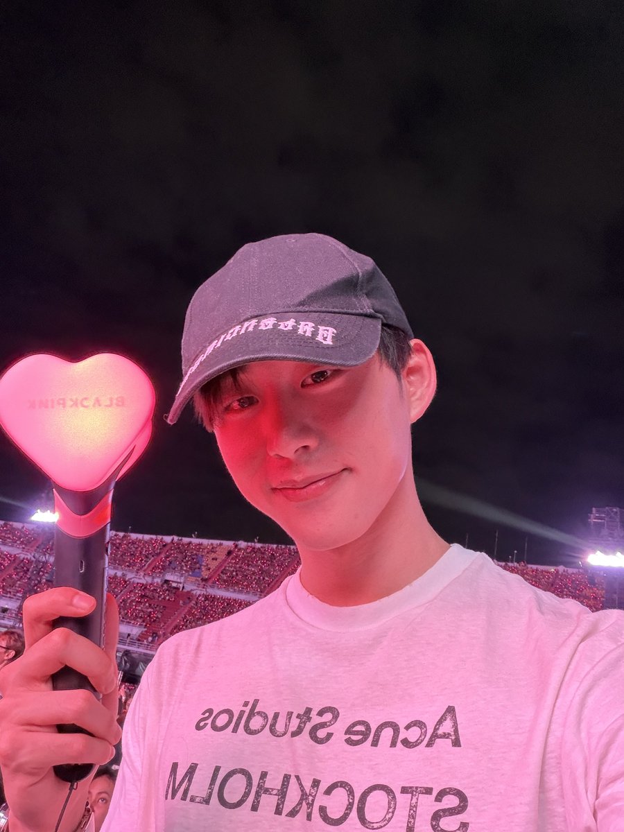 Fanboy mode on🖤💗