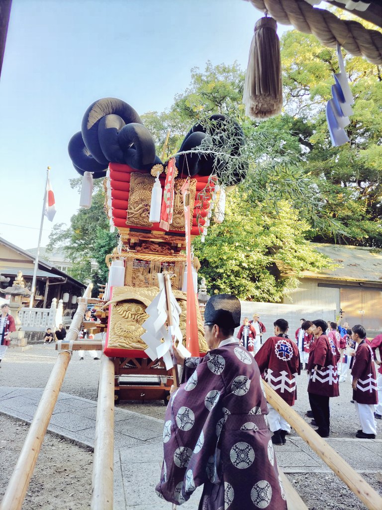 t9932s's tweet photo. お祭り期間こちらにまったく浮上していませんでしたが今年も楽しく終わりました🌸
写真はお祭り初日の夕方、三皇神社でお祓いをしていただいている場面 https://t.co/0iSIdiqvDn
