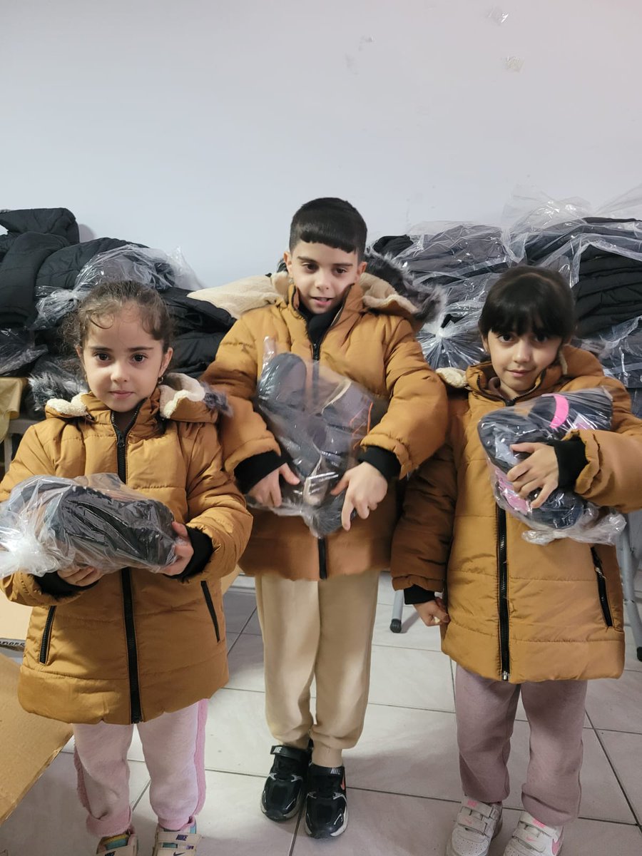 Hayırsever vatandaşlarımız derneğimizde ihtiyaç sahibi ailelere mont ve bot yardımında bulundu.
Yapılan tüm hayır ve hasenatları Cenab-ı Allah katında kabul etsin.