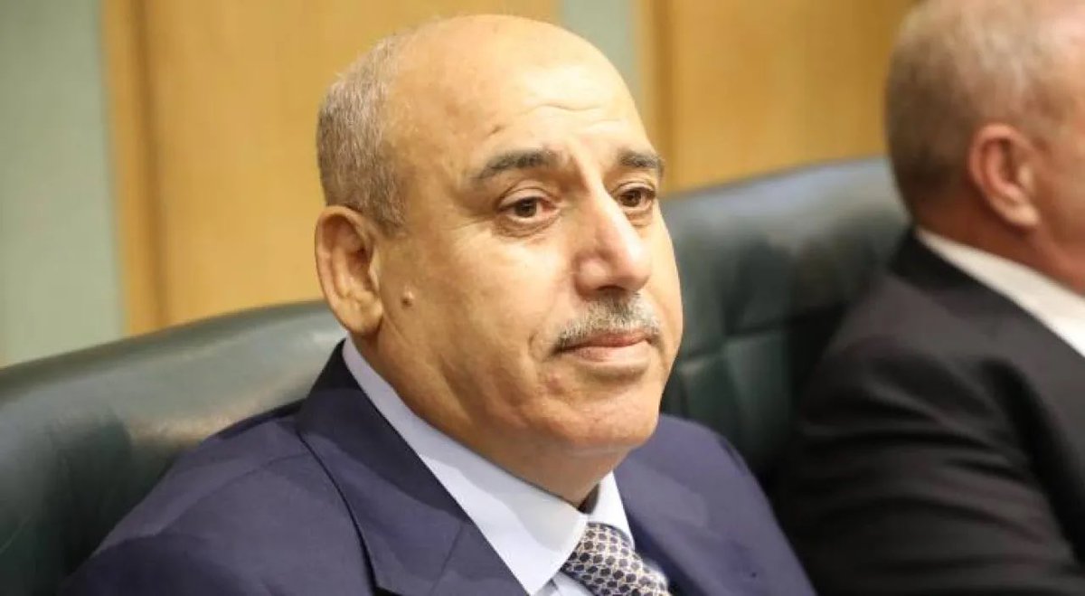 اصدر رئيس مجلس النواب مازن القاضي، الاثنين، قرارا يقضي بتجميد ما يعرف بـ"البطاقات الإلكترونية" داخل مجلس النواب.
وفي تفاصيل القرار الأول للرئيس مازن القاضي فإنه مع إلغاء البطاقات الإلكترونية التي كانت تستخدم داخل طوابق مجلس النواب ستكون الأبواب مشرعة أمام المواطنين.
وأكد القاضي