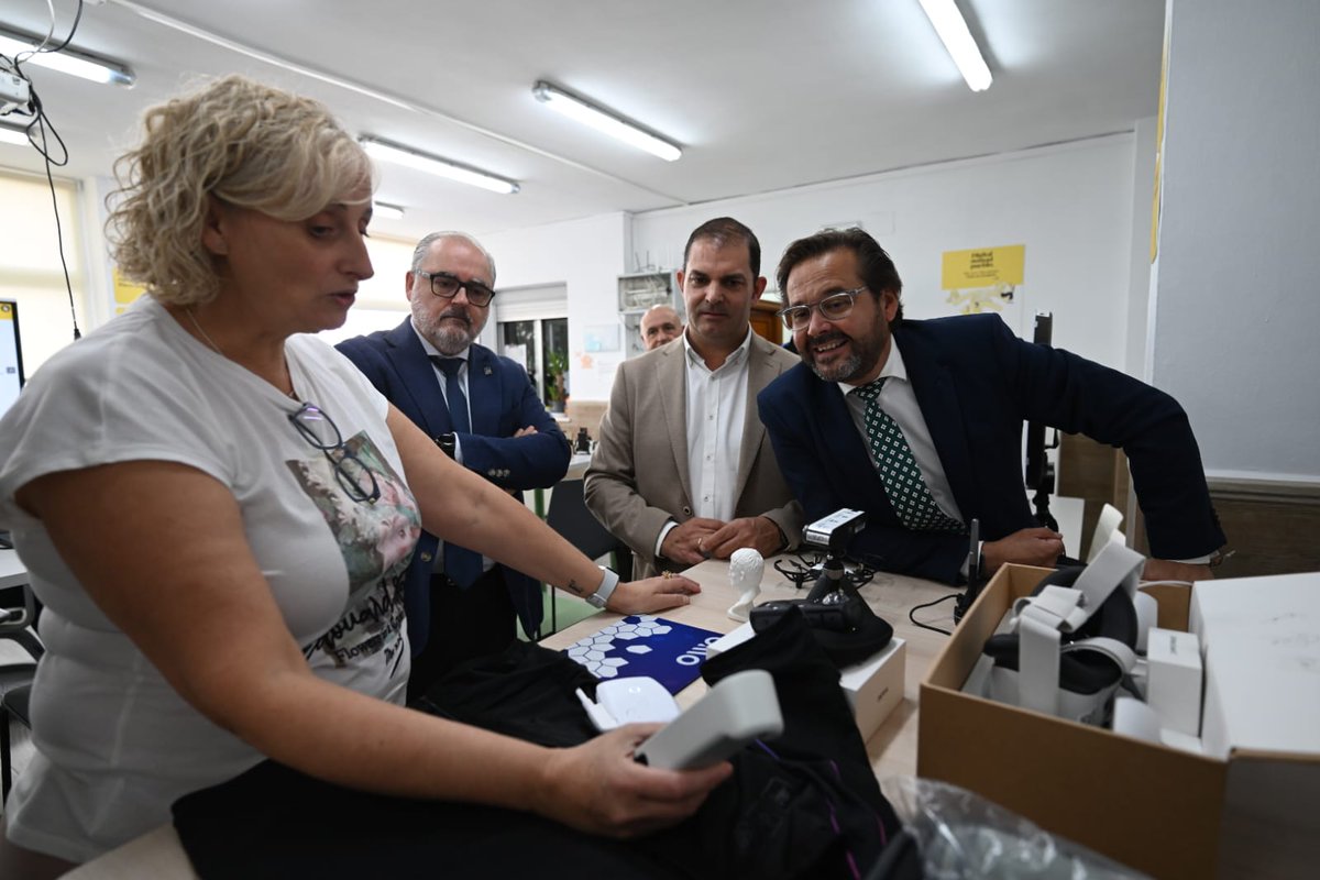 El delegado del Gobierno <a href="/agranados6957/">Antonio Granados</a> y el de <a href="/JusticiaJunta/">Consejería Justicia, Admón Local y Función Pública</a> <a href="/LuisRecuerda/">Luis Recuerda</a> visitan, junto al alcalde de Algarinejo, Jorge Sánchez, el Punto Vuela del municipio, que este año ha dado servicio a unos 800 usuarios, con 139 actividades de acompañamiento, formación y dinamización