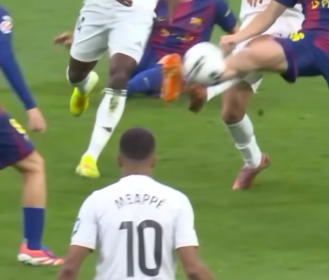 🚨 Fermin Lopez with the last touch before Kylian Mbappé’s volley that was ruled out for “offside”. 

🤐