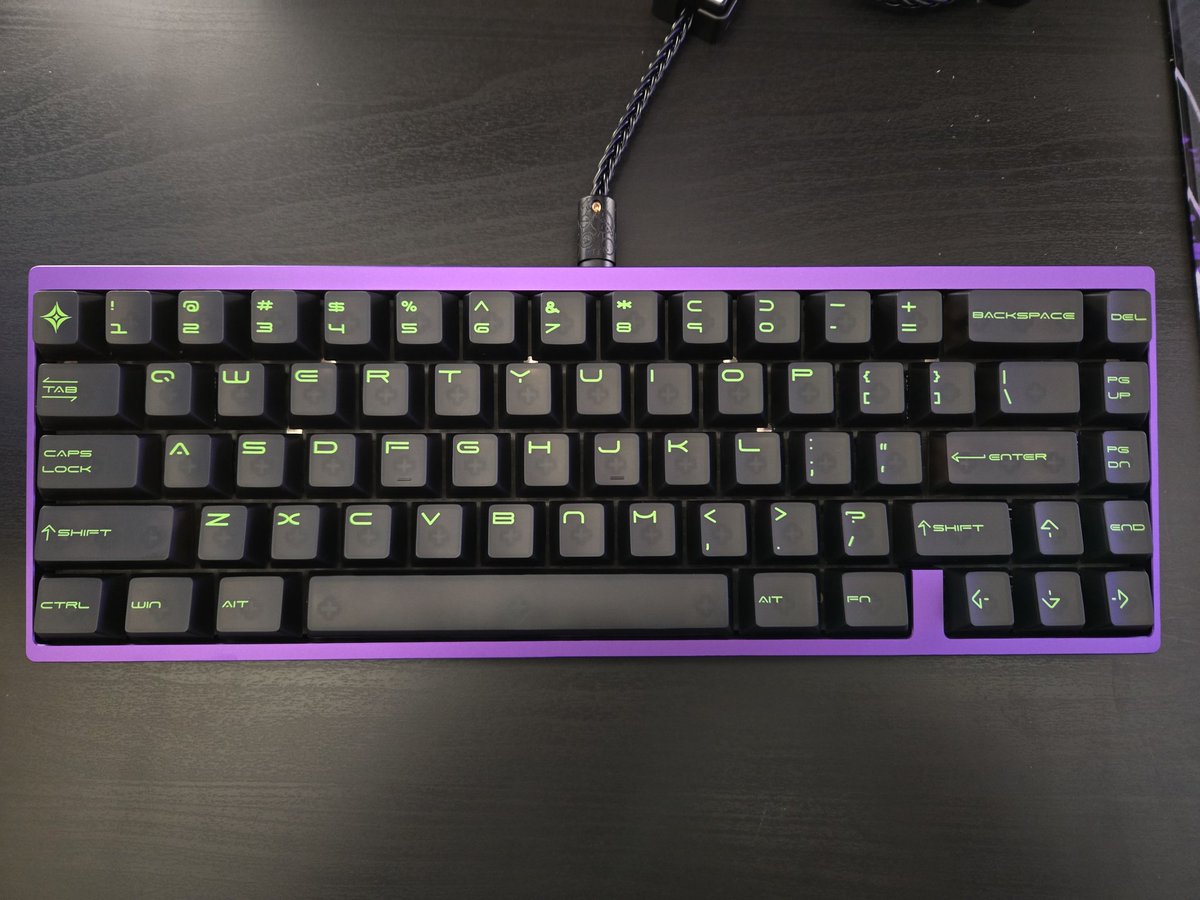 Yes or No? Let me know if you like these keycaps on the board. Im thinking a WoB may have to be the move tbh. The og set is on the right.